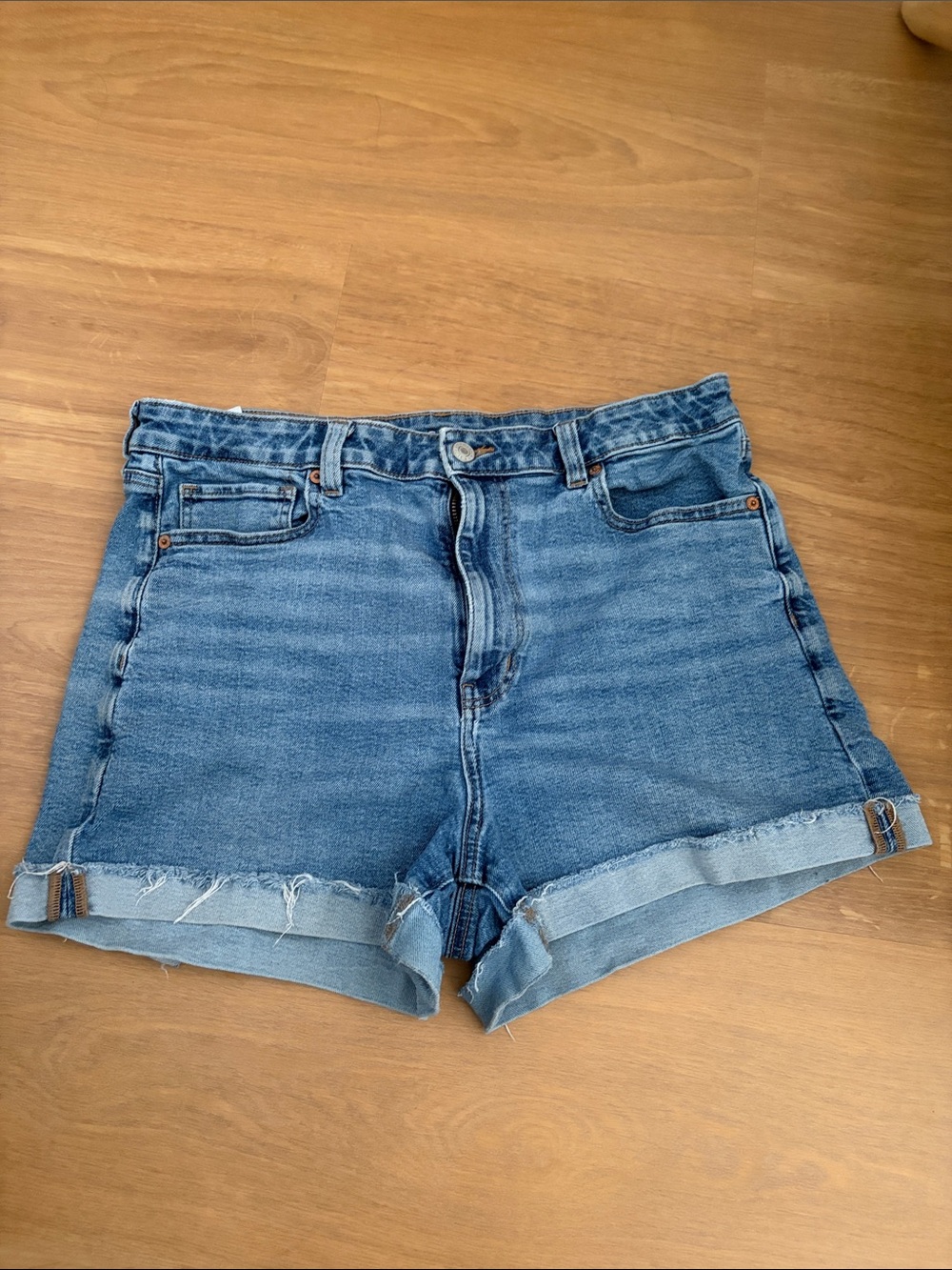 American Eagle // Mom shorts